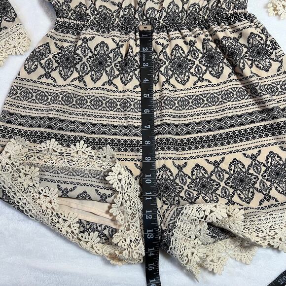 Romeo & Juliet Couture Crewneck Boho Print Lace Trim Playsuit Romper Size Small - Picture 12 of 14